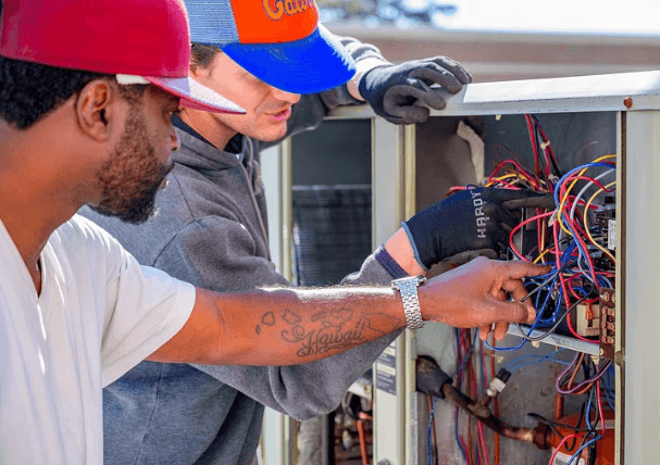 Técnicos realizando mantenimiento en equipos HVAC – prevención de riesgos laborales y medidas de seguridad en climatización.