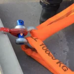 Prevención de riesgos laborales: eslingas de elevación correctamente inspeccionadas y seguras en uso.