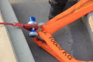 Prevención de riesgos laborales: eslingas de elevación correctamente inspeccionadas y seguras en uso.