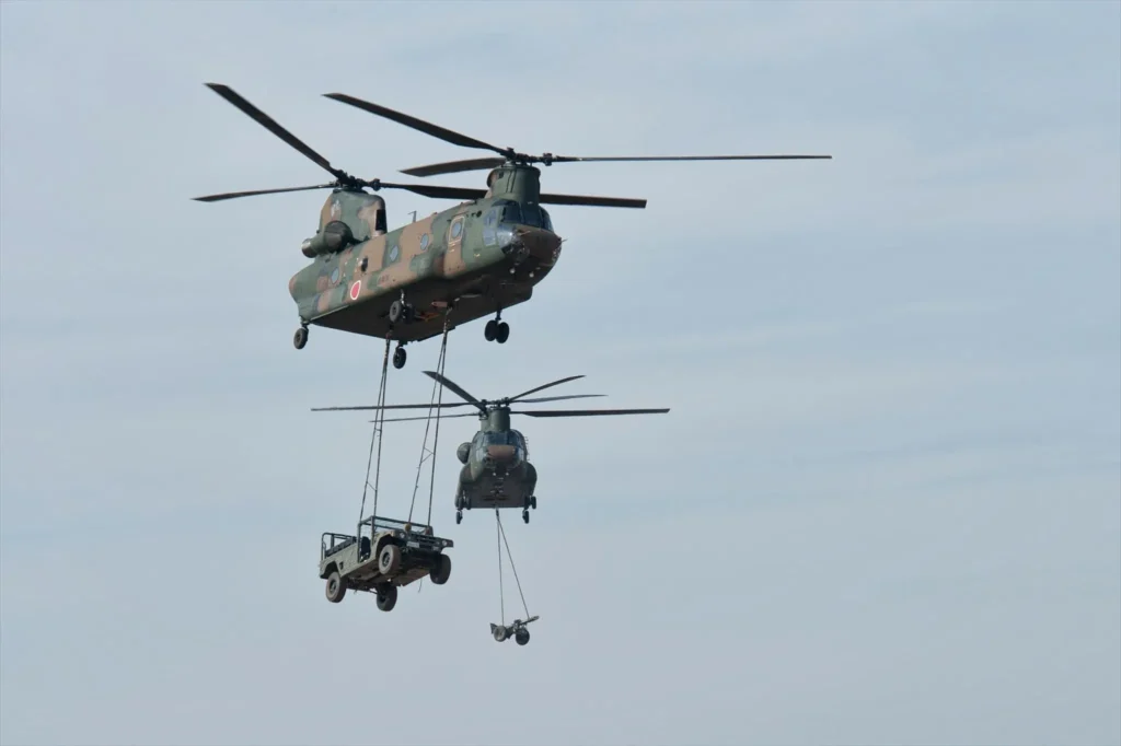 Prevención de riesgos laborales en el sector militar con uso seguro de eslingas de elevación durante maniobras.